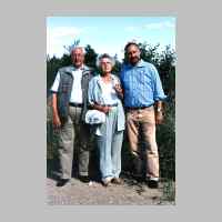027-1057 Gross Engelau im Juli 2005. Wilhelm und Ursula Witt mit ihrem Sohn Klaus-Juergen Foto Wilhelm Witt.jpg
